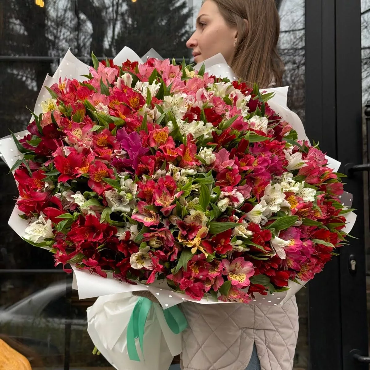 101 альстромерия в упаковке